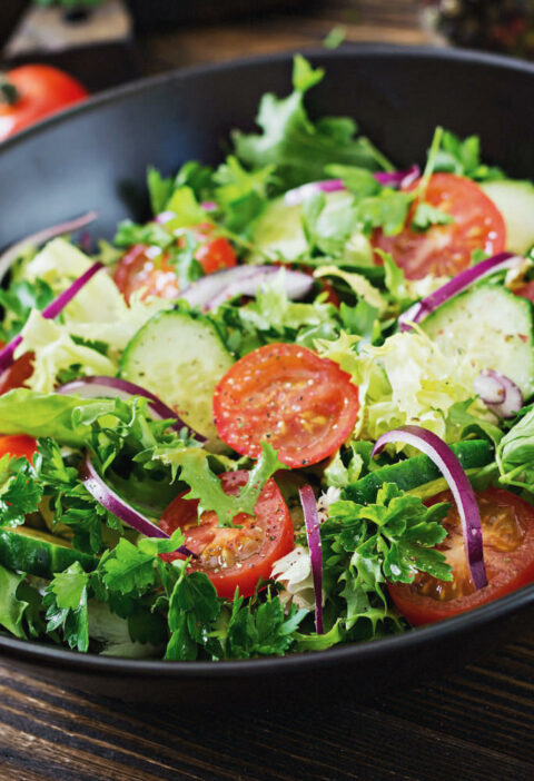 Salade Estivale de Tomates, Concombre et Oignons Rouges - Un Repas Vegan Plein de Vitamines