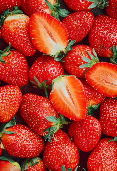 Découvrez tout ce que vous devez savoir sur les fraises, de leurs différentes variétés à leur préparation en passant par leur conservation. Laissez-vous surprendre par les utilisations variées de ce fruit estival incontournable dans votre cuisine.