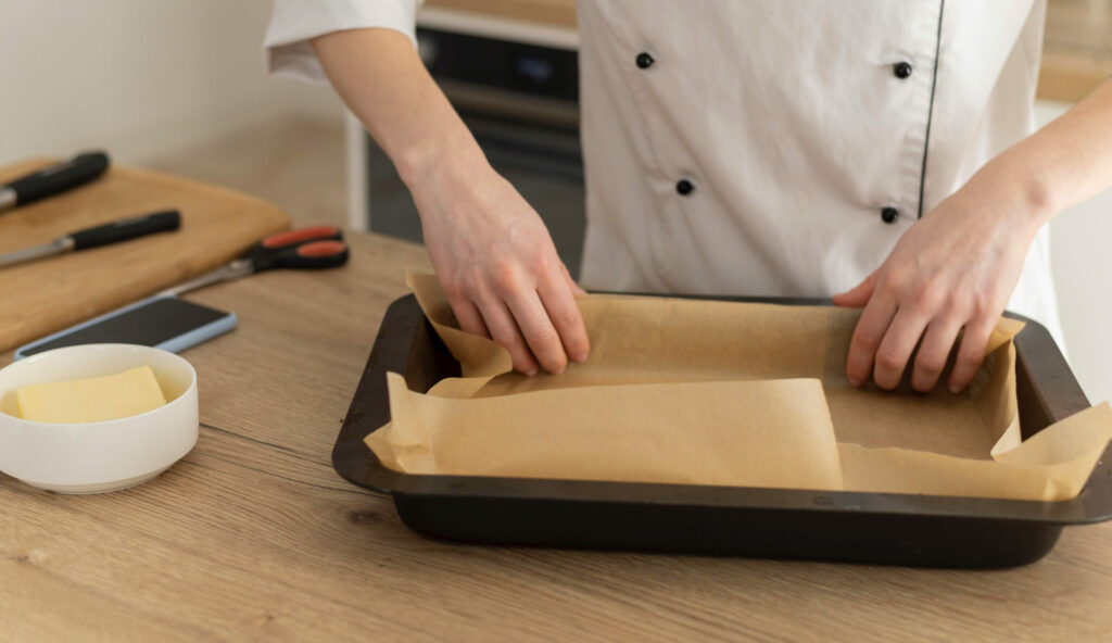 Papier sulfurisé vs silicone : le match des outils de cuisson