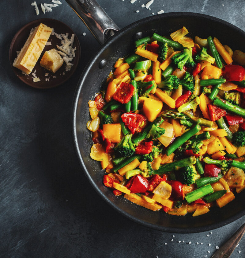 Savourez une recette simple et délicieuse de légumes sautés à la poêle. Une explosion de saveurs et de couleurs!