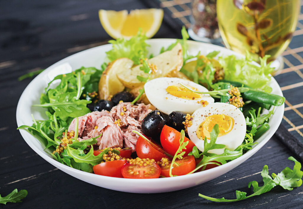Découvrez la Salade Complète du Soleil, un mariage parfait entre thon, pommes de terre, et saveurs provençales pour un déjeuner estival réussi.