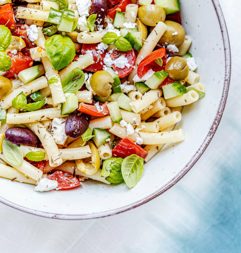 Salade grecque de macaronis à la feta et aux olives | Recette d'été rapide et délicieuse