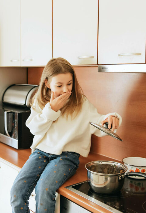 Apprenez comment prévenir et éliminer efficacement l'odeur de brûlé dans votre cuisine. Des astuces de grand-mère éprouvées à des conseils modernes, retrouvez tout dans cet article !