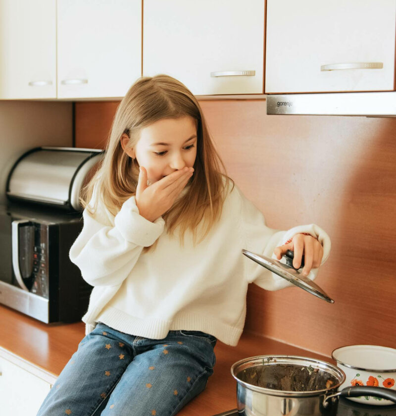 Apprenez comment prévenir et éliminer efficacement l'odeur de brûlé dans votre cuisine. Des astuces de grand-mère éprouvées à des conseils modernes, retrouvez tout dans cet article !