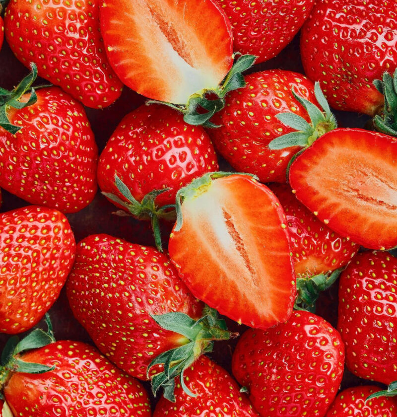 Découvrez tout ce que vous devez savoir sur les fraises, de leurs différentes variétés à leur préparation en passant par leur conservation. Laissez-vous surprendre par les utilisations variées de ce fruit estival incontournable dans votre cuisine.